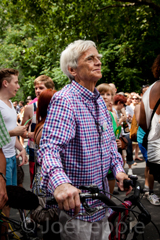 Hans-Christian Ströbele ist mit dem Fahrrad unterwegs Hans-Christian Ströbele