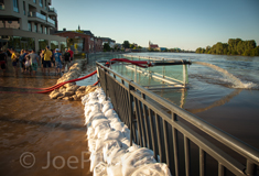 Hochwasser überschwemmt Elbuferpromenade