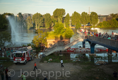 Feuerwehr pumpt Wasser in die Elbe zurück