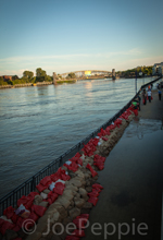 Sandsäcke an der Elbuferpromenade