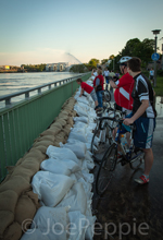 Sandsäcke an der Elbuferpromenade