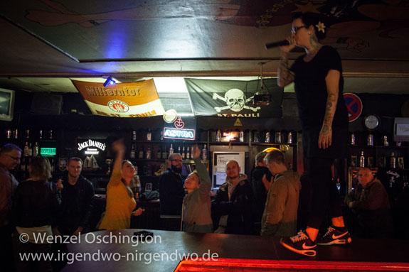 Kiezkneipe Lehmitz Reeperbahn 22 Im Lehmitz spielt die Band auf der Theke